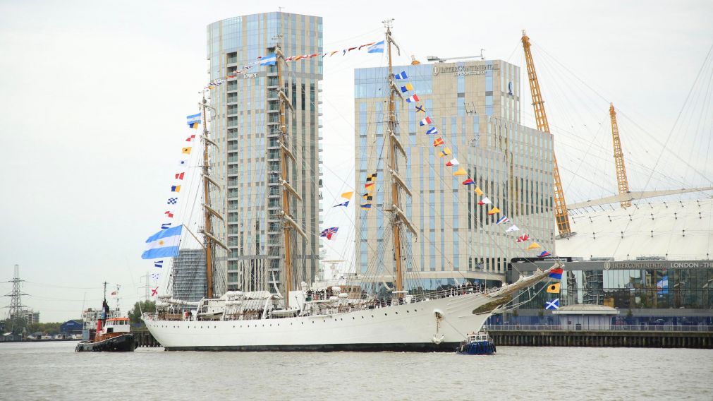 El barco amarr� en el muelle de South Quay de Canary Wharf. (T�lam)
