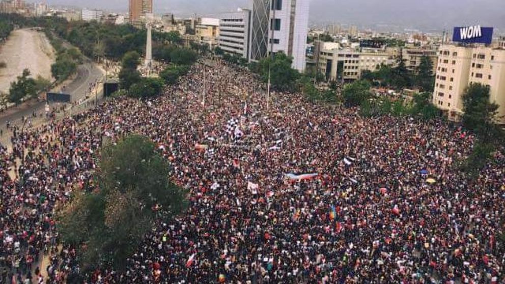 Medio millón de chilenos están juntas en Plaza Italia (Twitter)