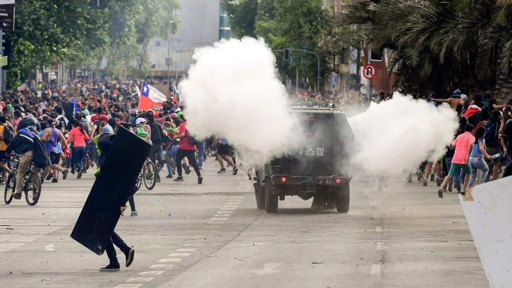 Incidentes obligan a evacuar el Congreso en Valparaíso.