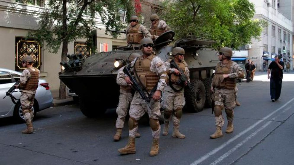 Se espera que las autoridades militares decreten el toque de queda en otras ciudades de Chile. (Twitter)