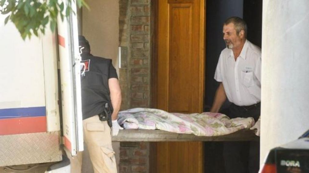 Momento en que trasladan el cuerpo del joven asesinado (Gentileza La Capital).