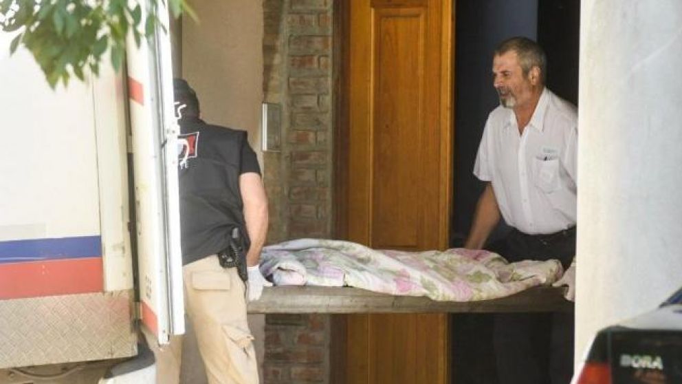 Momento en que trasladan el cuerpo del joven asesinado (Gentileza La Capital).