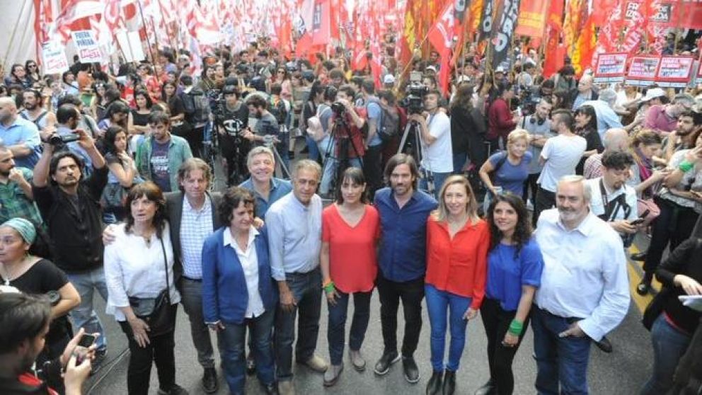 El acto fue realizado frente al consulado de Chile.