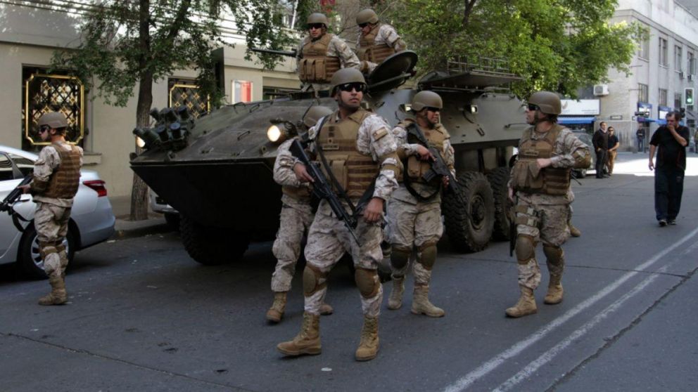 Las Fuerzas Armadas de Chile, a cargo de la defensa nacional.