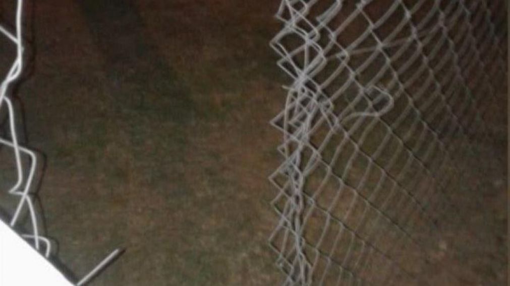 Los delincuentes cortaron el alambrado del country e ingresaron con fines delictivos.