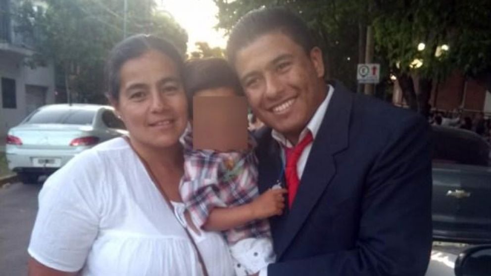 La víctima de 22 años, Sergio Matta, junto a su familia.