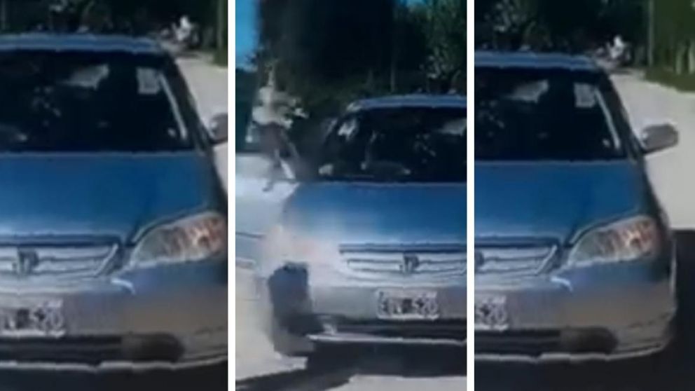 Los agresores de la mujer se bajaron de este auto. La estaban persiguiendo (Captura de video)