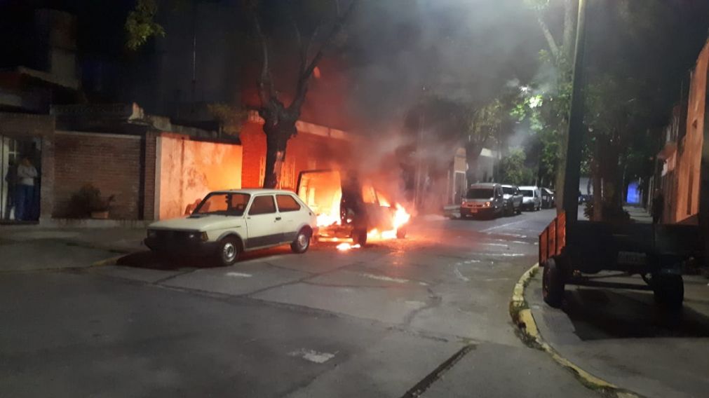 Uno de los autos siniestrados, minutos despu�s de ser atacado por el "quemacoches".