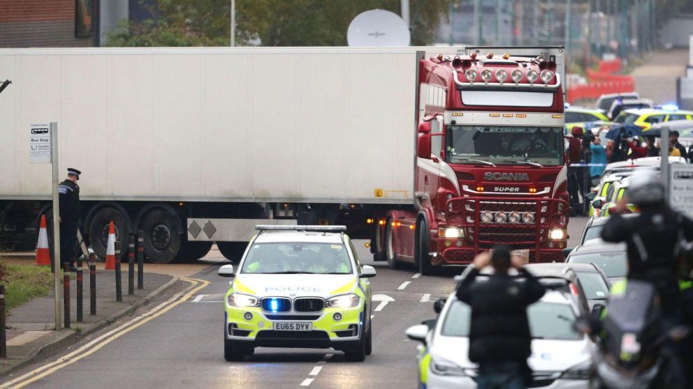 El camión, en cuyo acoplado se encontraron los cuerpos.