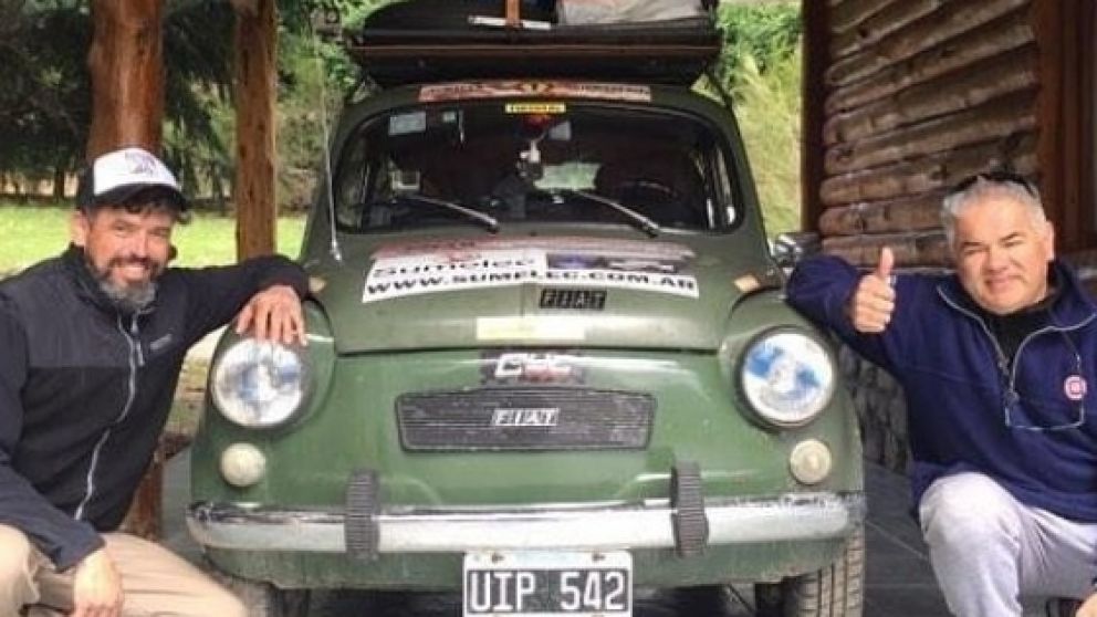 Gabriel y Horacio con su inseparable fiat 600.