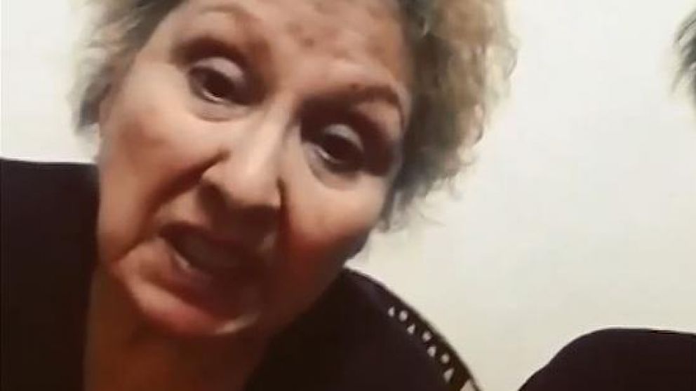 "Coca", la abuela de 80 años que apoyó a su nieto. (Captura)