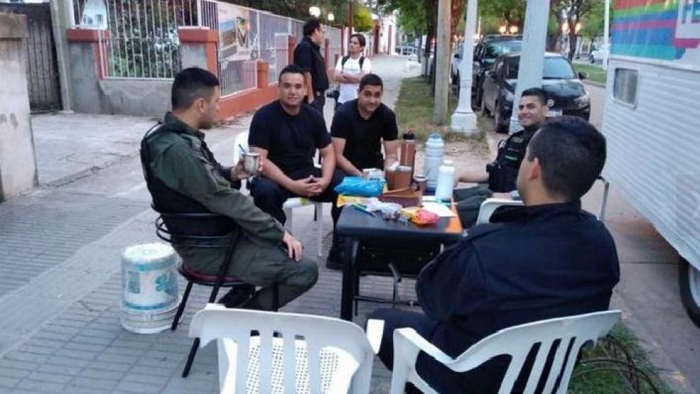 Los policías instalaron una mesa en la puerta para recibir a los vecinos.