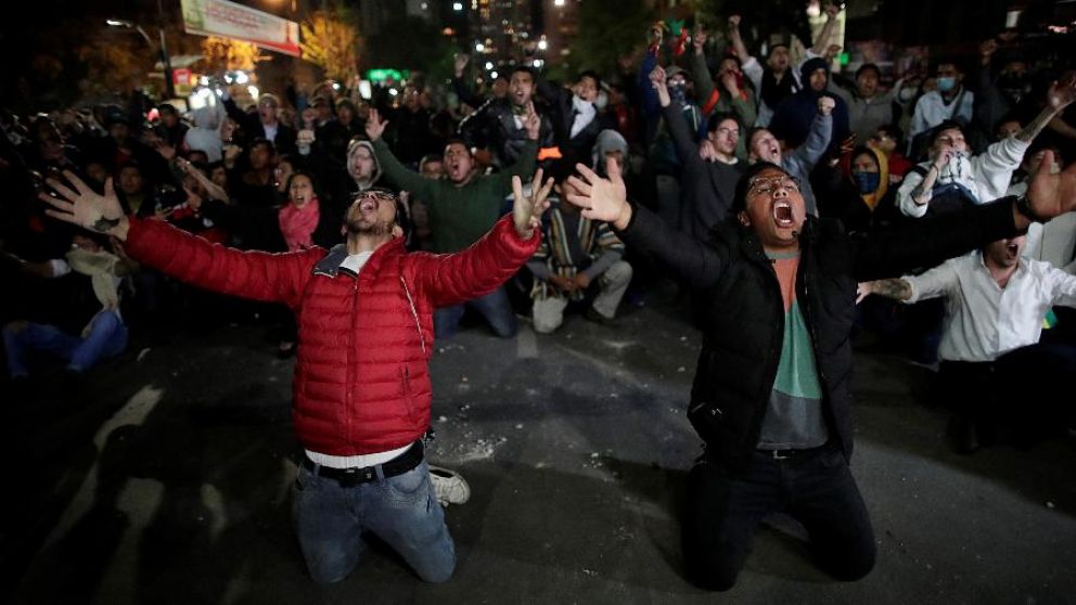 Manifestantes expresan su descontento.
