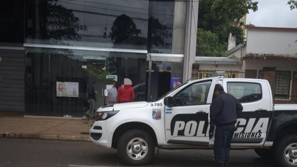 El hombre habría quedado atrapado entre el ascensor y el piso.