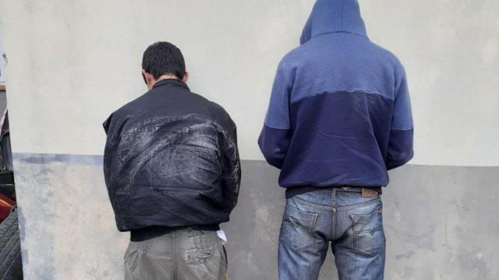 Así posaban para la cámara policial los sujetos acusados del crimen.