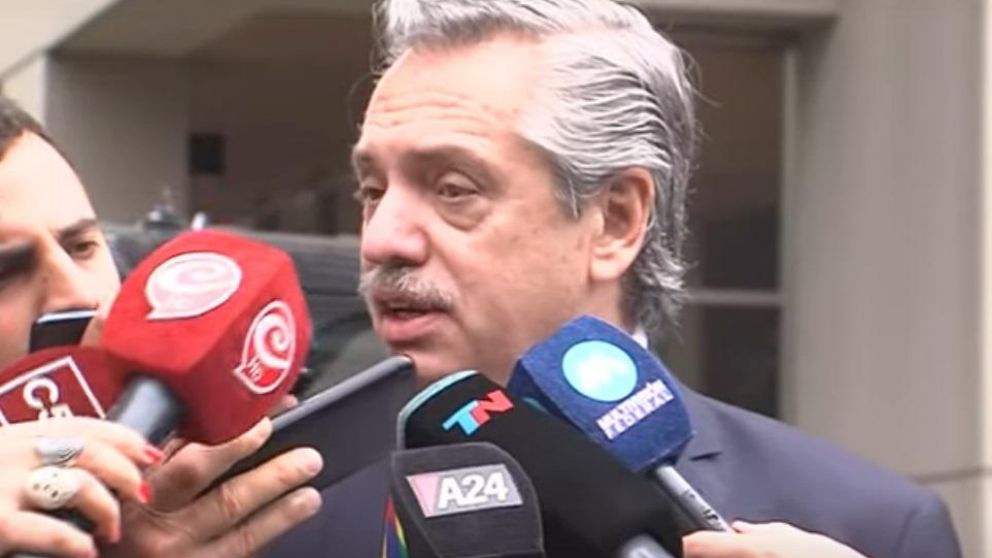 El ex jefe de gabinete, dialogando con los periodistas al salir de su domicilio.