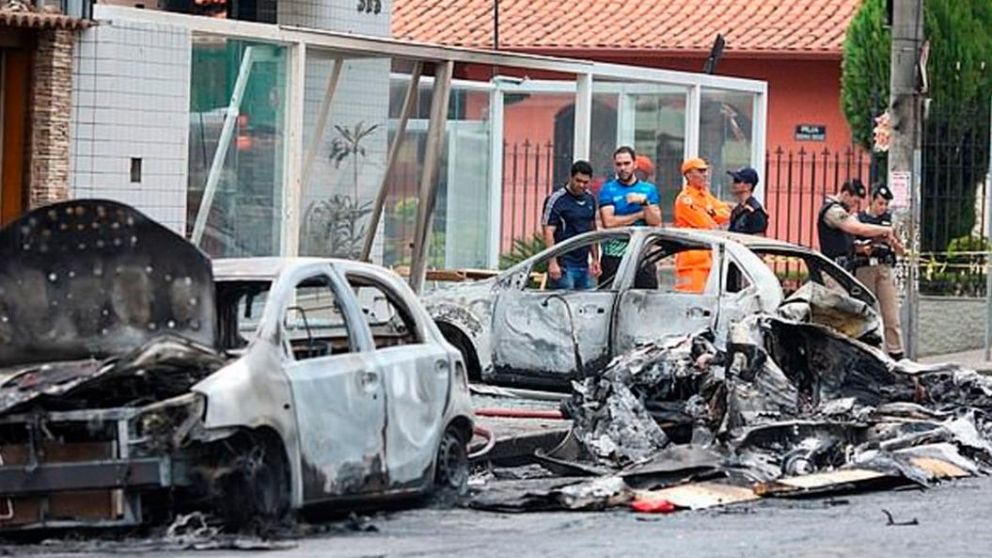 La zona de la tragedia, y los especialistas trabajando. (REUTERS)