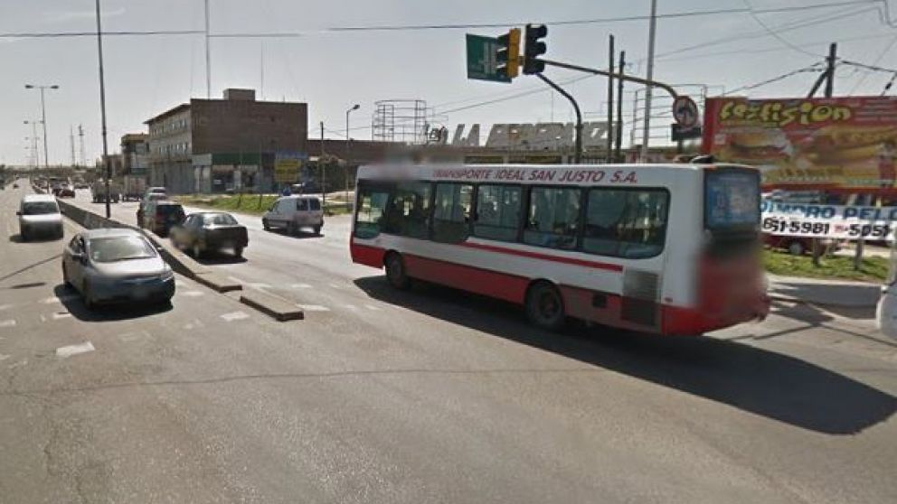 En este semáforo fue abordado el policía (Google Street View).