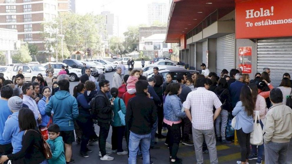 Los mercados abarrotados de gente que quieren comprar alimentos.