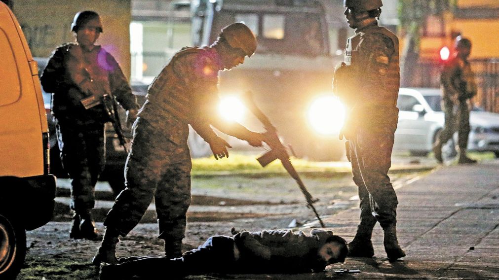 La impactante imagen de un militar apuntándole en la cabeza a un manifestante.