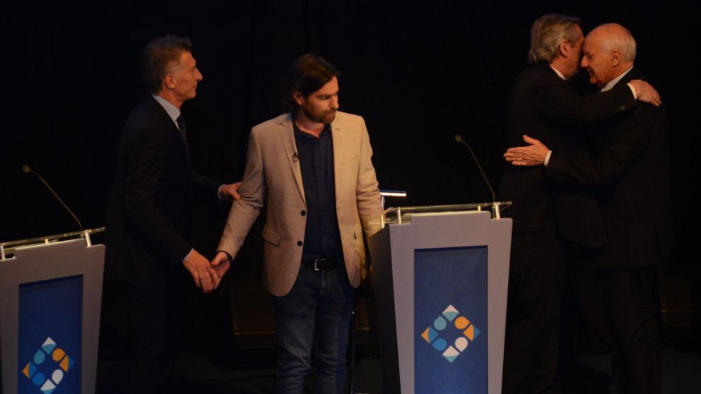 Los postulantes, d�ndose la mano al terminar el debate (Hern�n Nersesi�n-Diario Cr�nica).