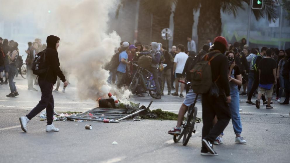 Personas aprovechan el caos en Chile para saquear negocios.