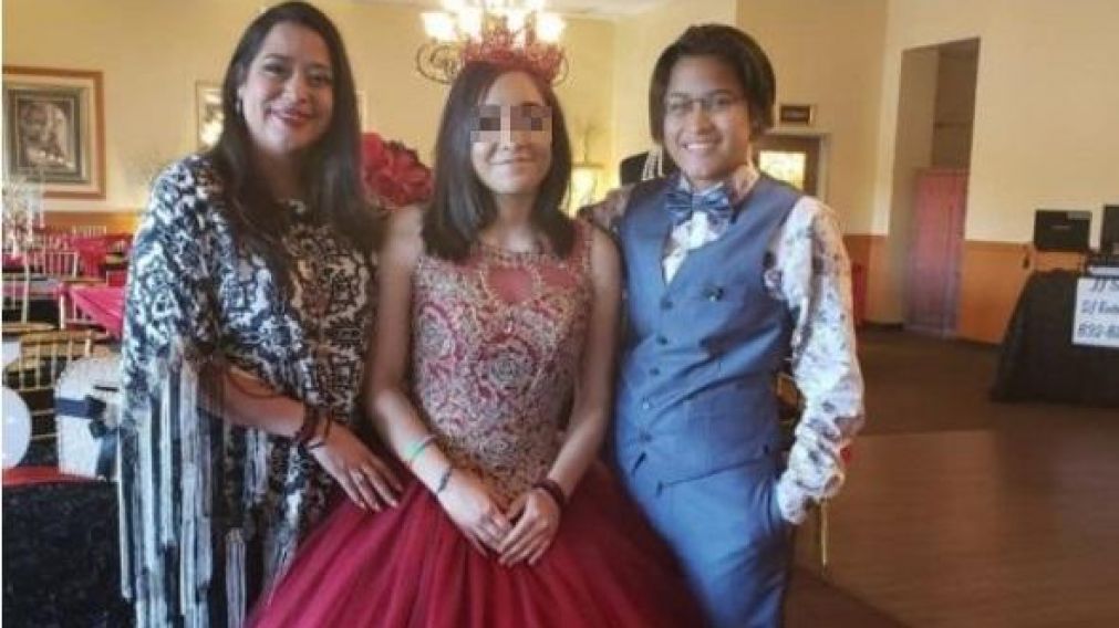 La joven, tras ser liberada, junto a su familia.