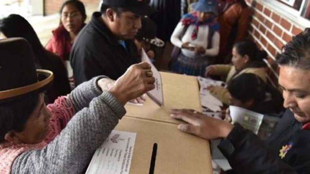 Así la gente asistió a votar, en nuestro país, a los candidatos a presidente por Bolivia.