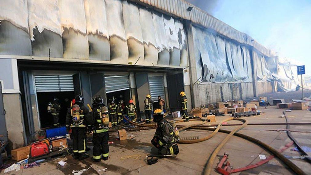 Así trabajaban los bomberos en la fábrica donde se encontraron los cuerpos.