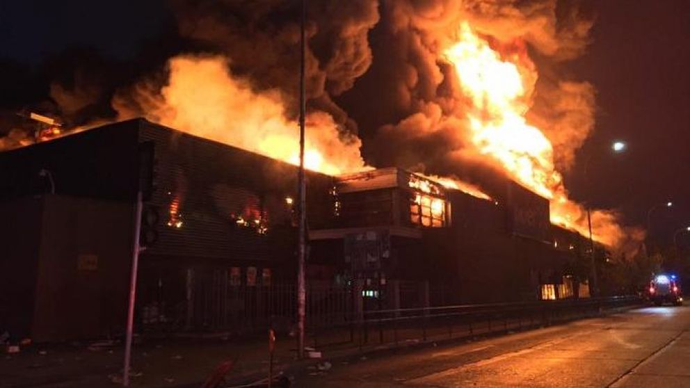 Así fue el incendio en el supermercado de Santiago (Foto: @cbsantiago).