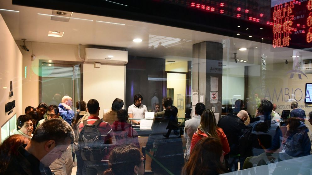 Tras el cepo, subió la demanda de dólares en el mercado paralelo.