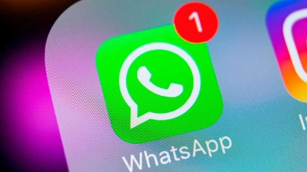Solo tenés que abrir el teclado de la app y buscar un ícono de micrófono.