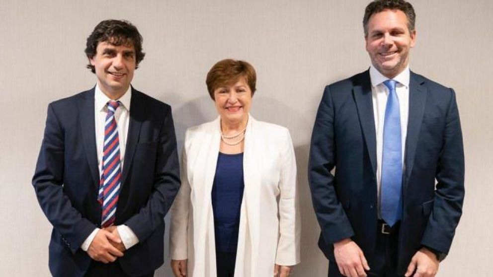 El ministro de Hacienda, Hernán Lacunza, la directora gerente del FMI, Kristalina Georgieva, y el presidente del Banco Central, Guido Sandleris.