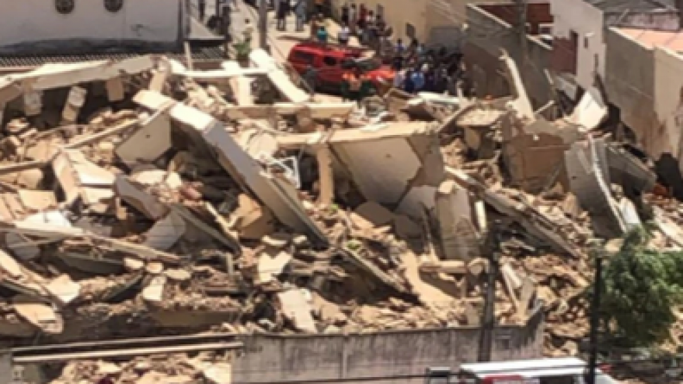 Personal de bomberos trabaja intensamente en la busqueda de más personas.