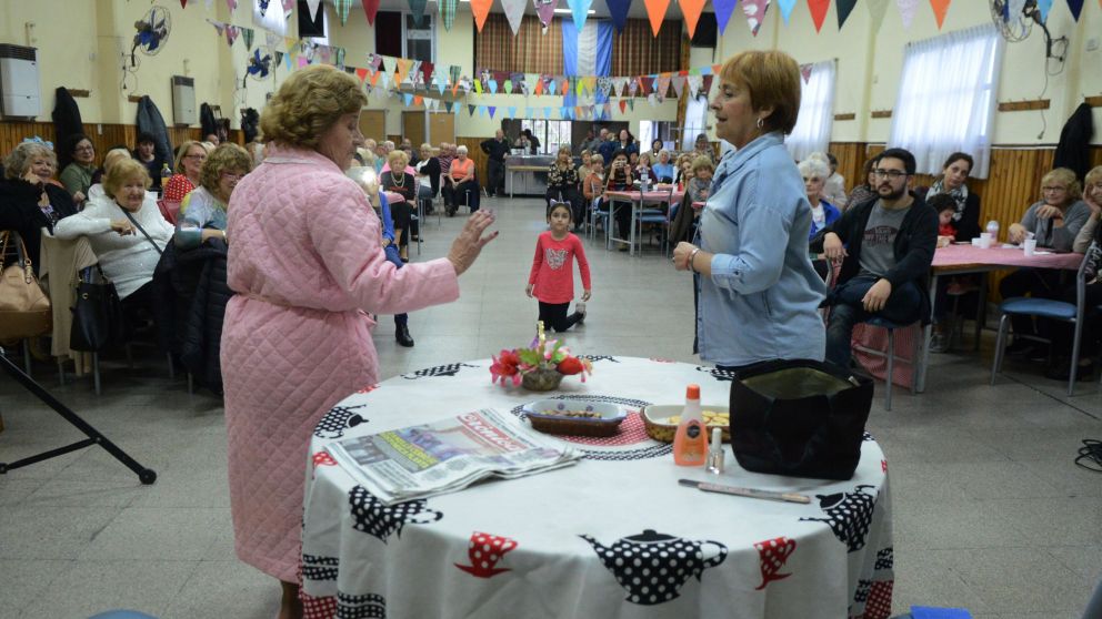 Mirta Rojo y Antonia Calandroni, en su puesta teatral.