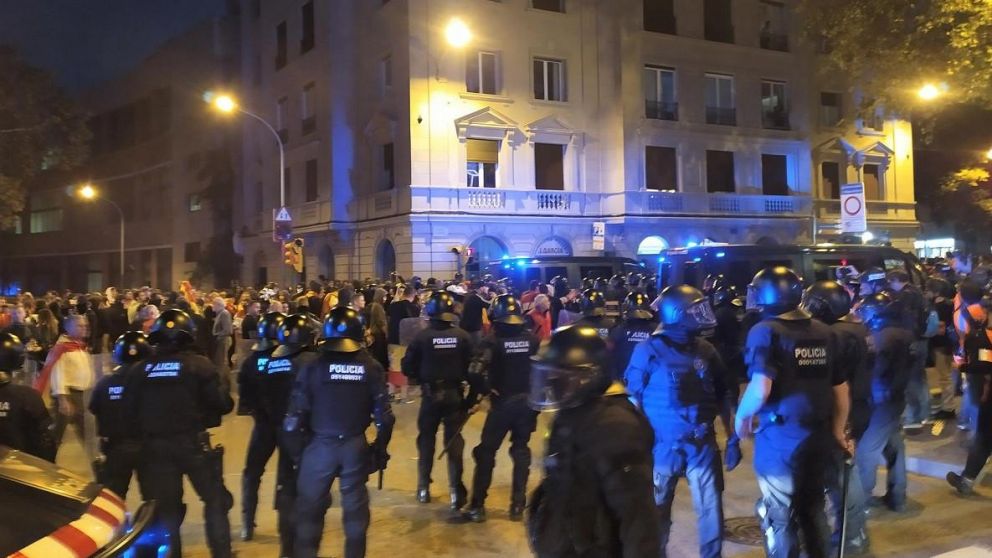 Los Mossos d' Escuadra (Policía de Cataluña) frenaron la confrontación de manifestantes.