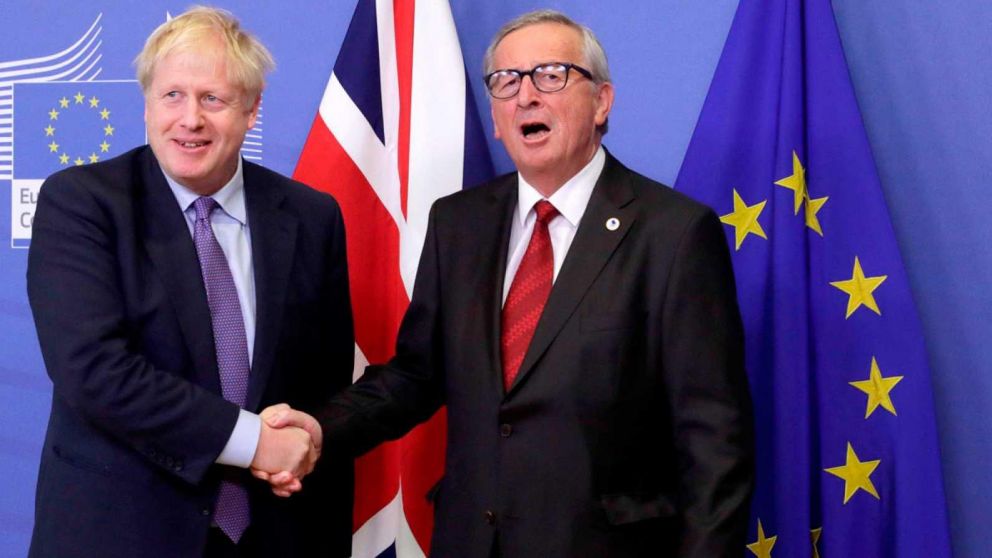 El premier Boris Johnson, junto al presidente de la Comisión Europea Jean Claude Juncker.