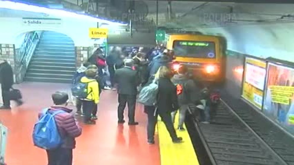 La formación pudo frenar a tiempo para no causar una tragedia (Captura de video)