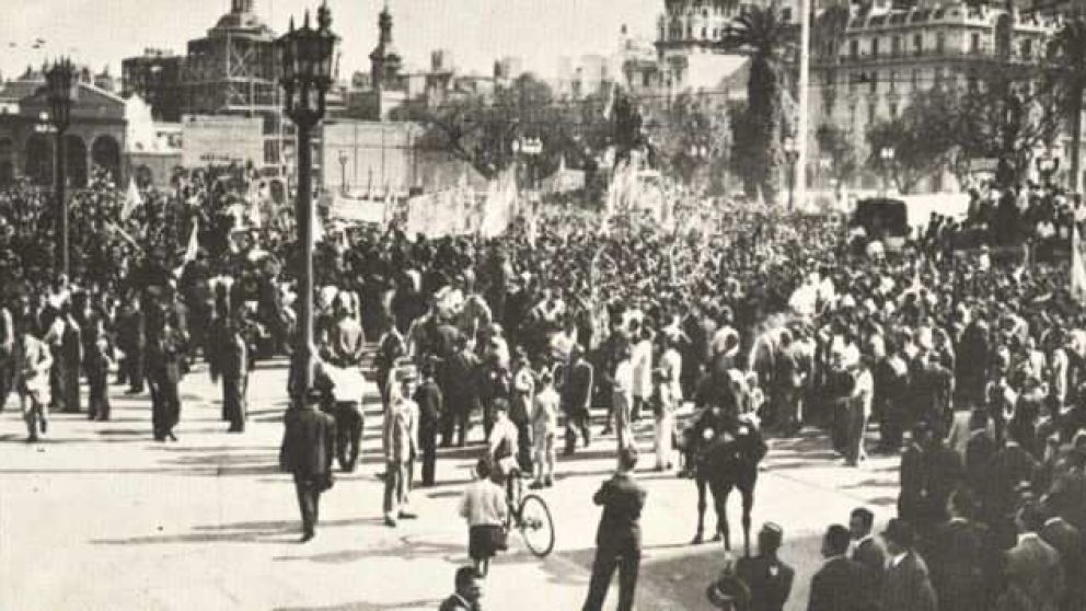 Miles de personas llegaron a la Plaza de Mayo desde distintos puntos de Capital y Gran Buenos Aires. 