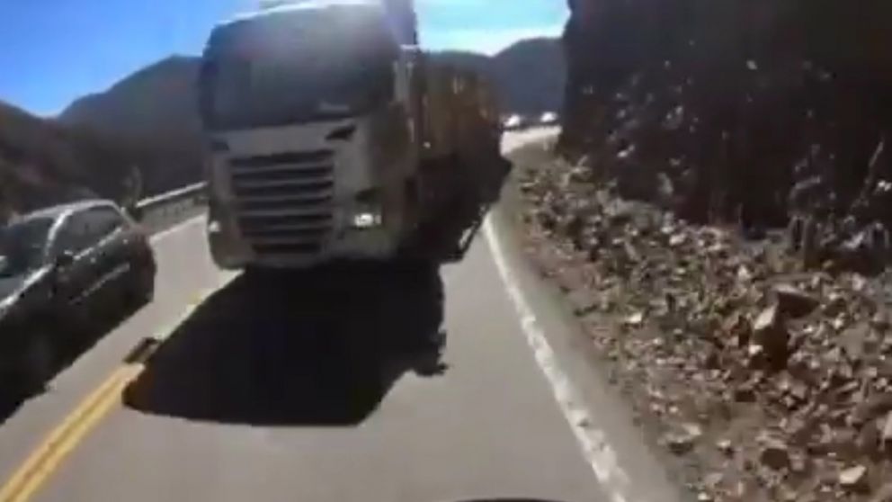 El camión dobló en contramano y casi arrolla al motociclista.