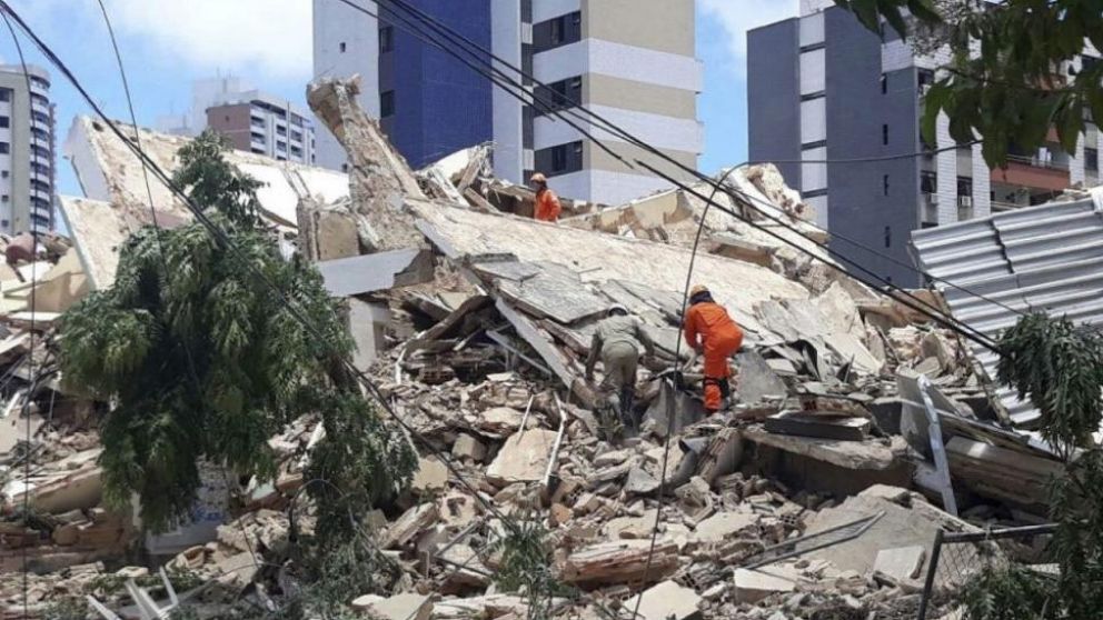 El edificio residencial de siete pisos que se desplomó este martes.