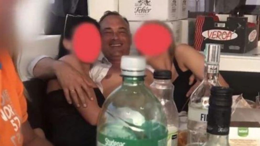 El alcalde junto a dos prostitutas en el yate.