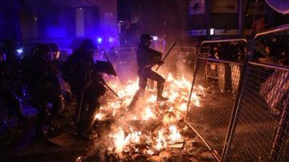 La policía comenzó a avanzar y empujar a los manifestantes encapuchados (Foto: Reuters)