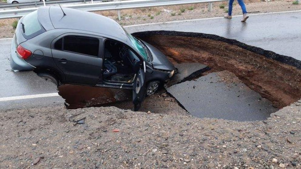 El asfalto cedió y el pozo se hundió.