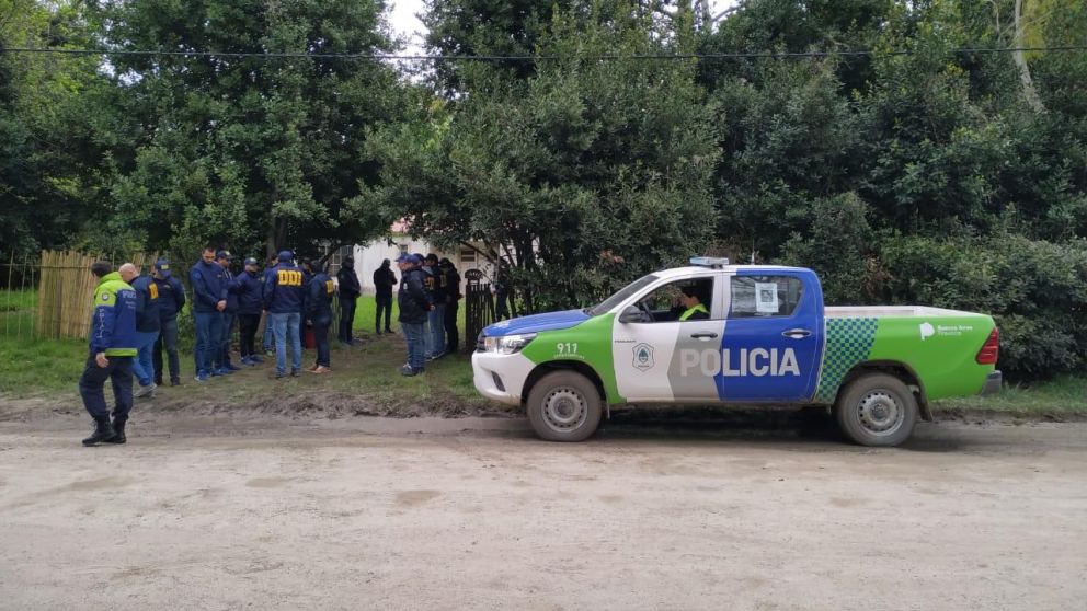 La pareja fue esposada y llevada a declarar.