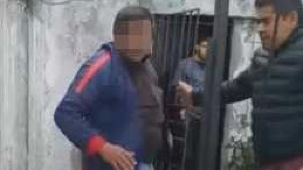 El hombre tuvo que ser resguardado por la policía (Captura de video)