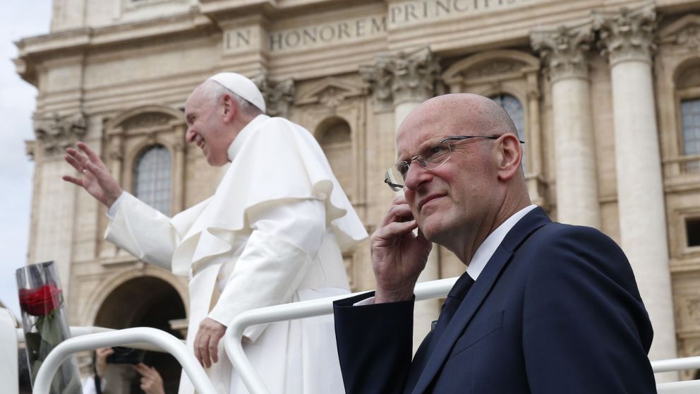 Domenico Giani acompañando al Papa Francisco en la Plaza San Pedro.