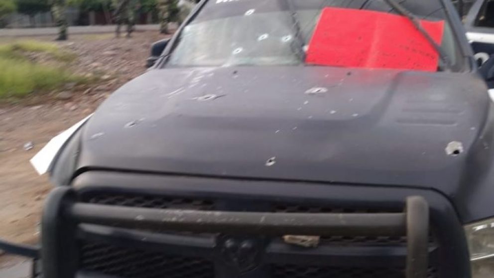 Una de las camionetas atacadas, con las marcas de numerosos balazos.