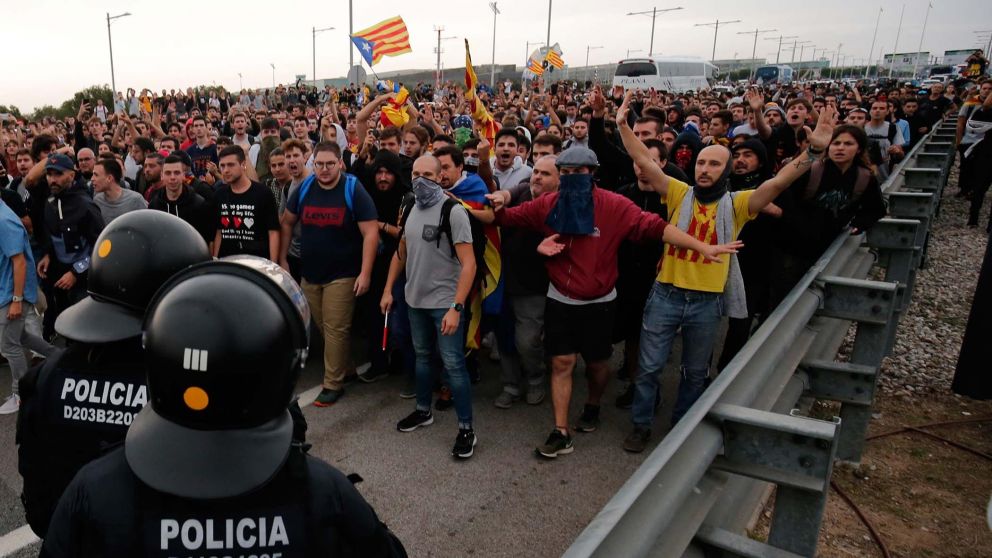 Cientos de manifestantes se concentraban desde primera hora de la tarde en el aeropuerto internacional El Prat de Barcelona (Télam).