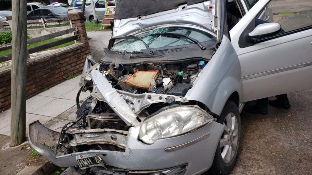 Este es el Fiat Siena que finalizó incrustado contra un árbol, a pocos metros del legendario asentamiento.